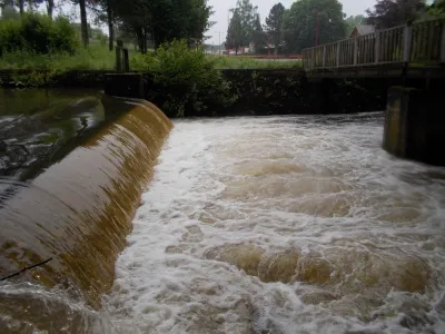 A 20m3/s à Hirson, rappel puissant et dangereux au barrage du boulodrome (portage conseillé, on débarque rive droite, on traverse la passerelle et on embarque rive gauche en aval).